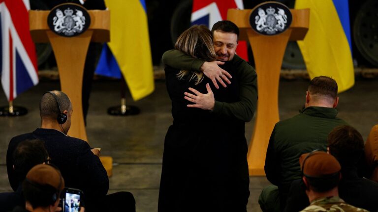 VIDEO/ Gazetarja i kërkoi një përqafim por u step, reagimi i presidentit Zelensky është fantastik