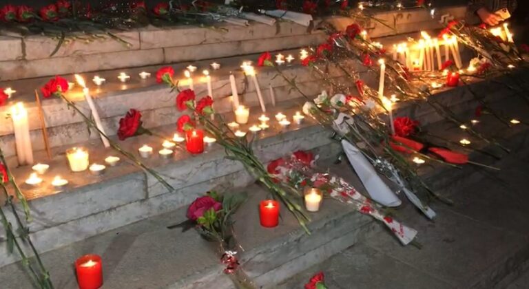 Qindra qirinj në nder të viktimave, shqiptarët solidarizohen me tragjedinë në Turqi dhe Siri