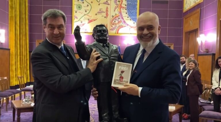 Dhuratat e veçanta që shkëmbyen, Rama nderon kryeministrin bavarez me Yllin e Heroit Kombëtar