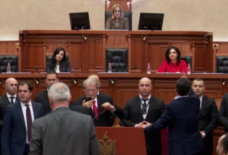 Pas kaosit dhe bilbilave, Kuvendi mbyll seancën. Balla: Flamuri i Saliut u përdor si bilbil për të bërë zhurmë