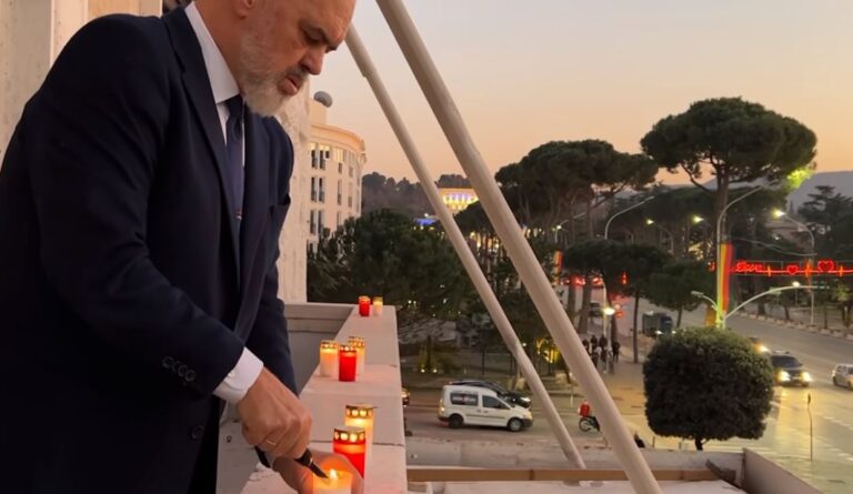 VIDEO/ Nga ballkoni i Kryeministrisë, Rama ndez një qiri për viktimat e tërmetit
