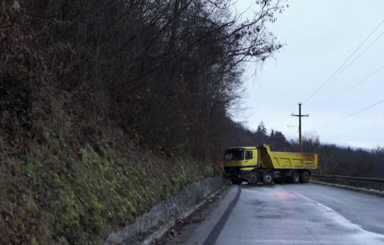 Serbët bllokojnë një rrugë, Policia e Kosovës po ndërton një bazë