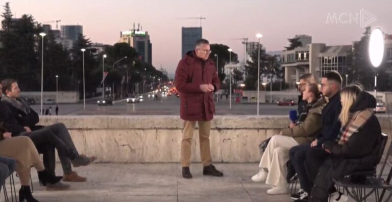 Eksodi nga Shqipëria, të rinjtë: Jo largim, por dëbim nga politika