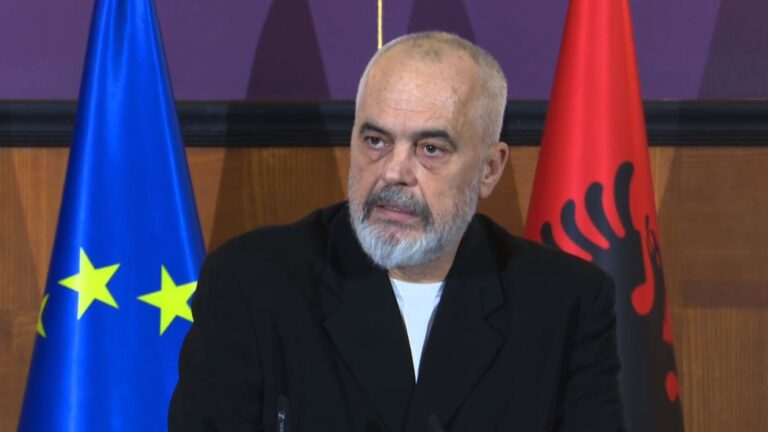 VIDEO/ Rama takim me studentët: Paga minimale do të shkojë 40 mijë lekë! Mbështetje ekselentëve