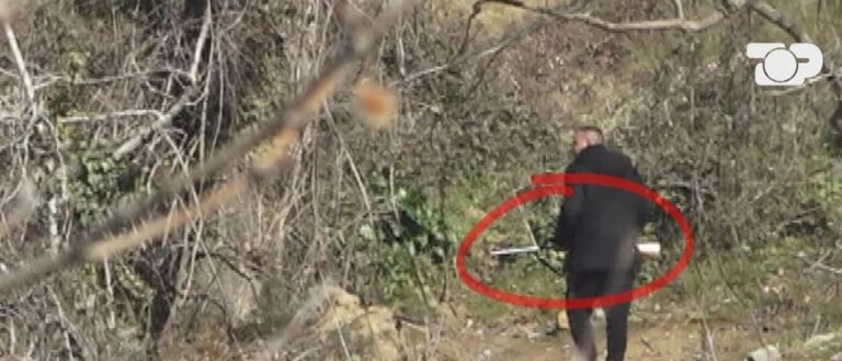 Dhunuan gazetarët e ”Fiks Fare” dhe qëlluan me armë, shpallen në kërkim tre autorët