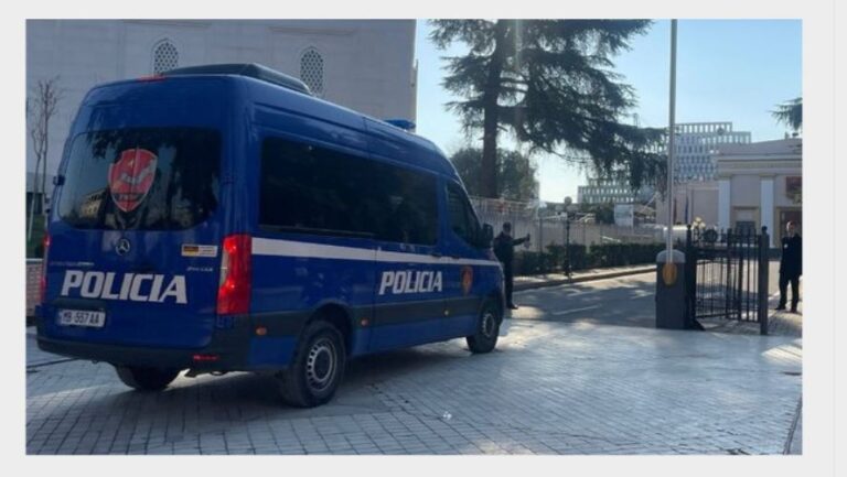 Protesta e PD-së, blindohet Parlamenti me forca speciale. FNSH dhe policia në gatishmëri për çdo skenar