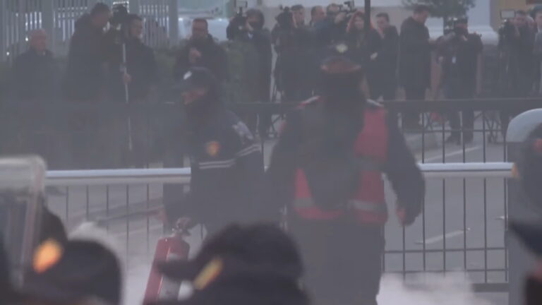 Protesta para Parlamentit, tre qytetarë të shoqëruar në polici. Një efektiv i lënduar