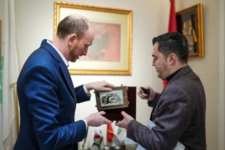 Kreu i Bashkisë së Elbasanit pret ambasadorin e Britanisë, Gledian Llatja: Bashkëpunimin me disa bashki të Anglisë