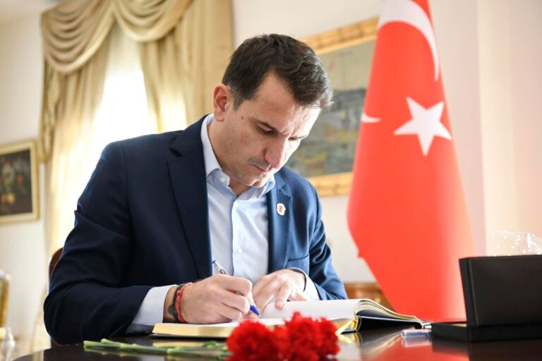 ”Dhuro për popullin turk”, Veliaj thirrje qytetarëve të mbështesin familjet e goditura nga tërmeti