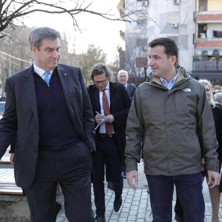 FOTO/ Erion Veliaj takon kryeministrin e Bavarisë, vizita në Tiranë nis nga sheshi ”Strauss”