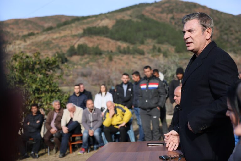 Gjiknuri në Elbasan: PS është alternativa më e mirë. Shqiptarët e kanë hedhur Berishën dhe Metën në koshin e historisë