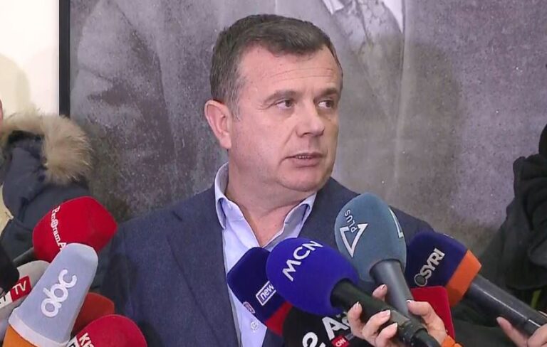 Ironia e Taulant Ballës: Sot janë të tretat e revolucionit