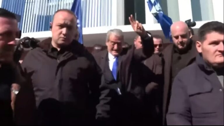 Berisha dhe Meta lënë selitë dhe u bashkohen protestuesve në bulevard