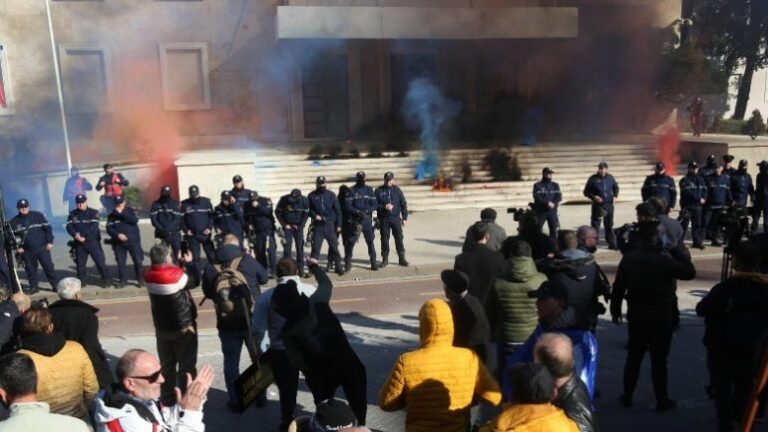 Hodhën tymuese e kapsolle drejt Kryeministrisë, tre persona nën hetim: Ne nuk ishim për shëtitje