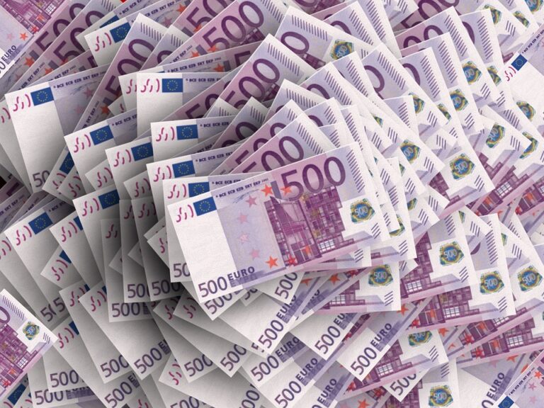 Para e madhe po hyn cash!* Euro po fundoset përballë lekut. Thasët me euro nga grupet kriminale po futen nga portet