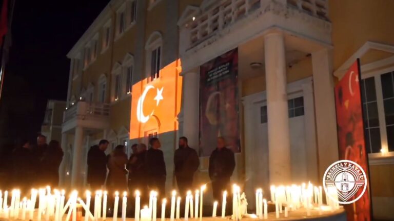 Kryebashkiaku Redjan Krali dhe qytetarët e Kavajës, ndezin qirinj për viktimat e tërmetit