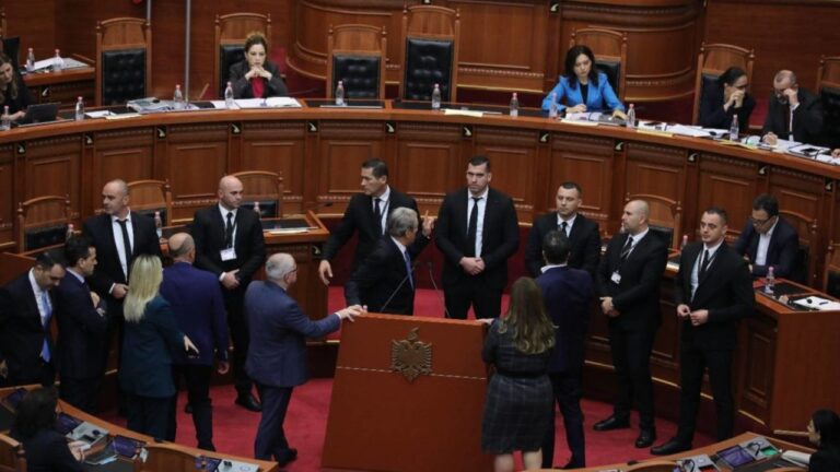 Dosja ”McGonigal” debat në Kuvend, grupimi i Berishës kërkon heqjen e limitit kohor