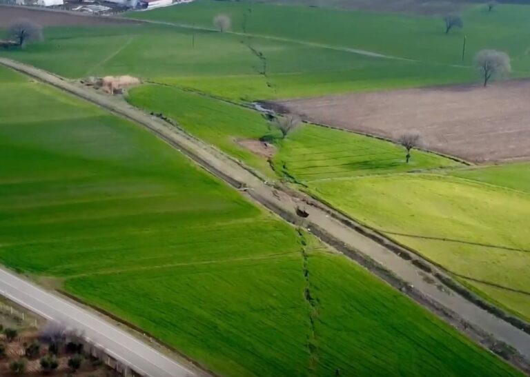 Imazhe të frikshme, çarja e tokës nga tërmetet. Gati 4 herë sa sipërfaqja e Shqipërisë