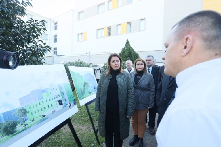 Ministrja Manastirliu në Lezhë: Gati investimi i rëndësishëm për transformimin e spitalit