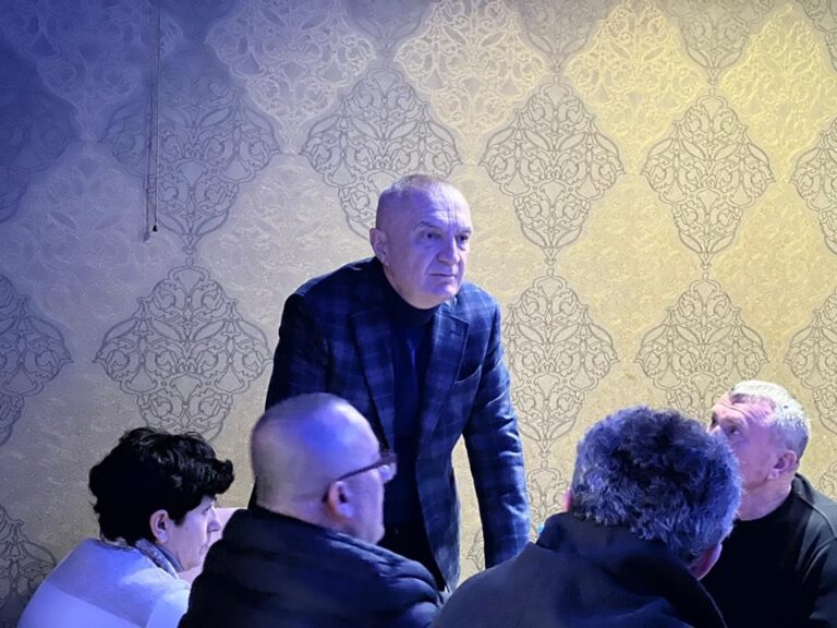 Ilir Meta e nis ditën me ekipin në Laç