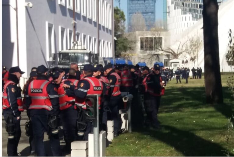 Policia në gatishmëri për protestën, qindra e qindra efektivë rrethojnë Kryeministrinë (Pamjet)