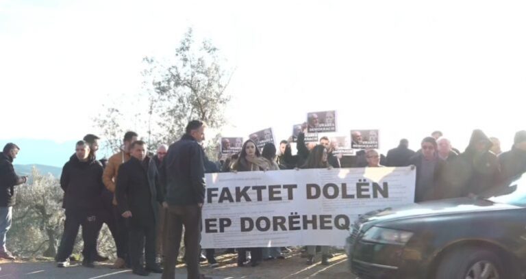 Protestë para banesës së Ramës në Surrel, të rinjtë e FRPD-së: Faktet dolën! Jep dorëheqjen