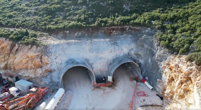 Rama publikon pamjet në të gjithë gjatësinë e tunelit të sapohapur të Llogarasë (VIDEO)
