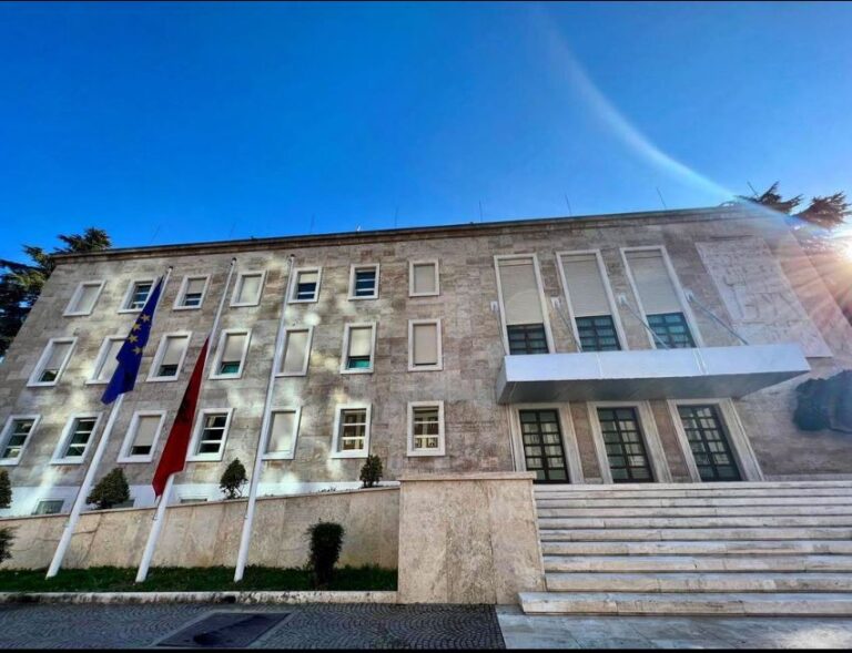 Shqipëria në zi kombëtare, në nder të viktimave nga tërmeti në Turqi e Siri. Rama nxjerr foton
