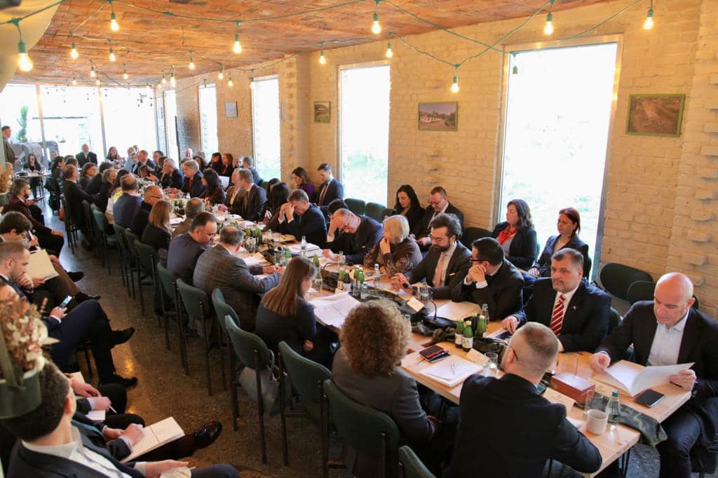 Rama mblidhet me komunitetin e donatorëve (FOTO) | Gazeta Koha Jone