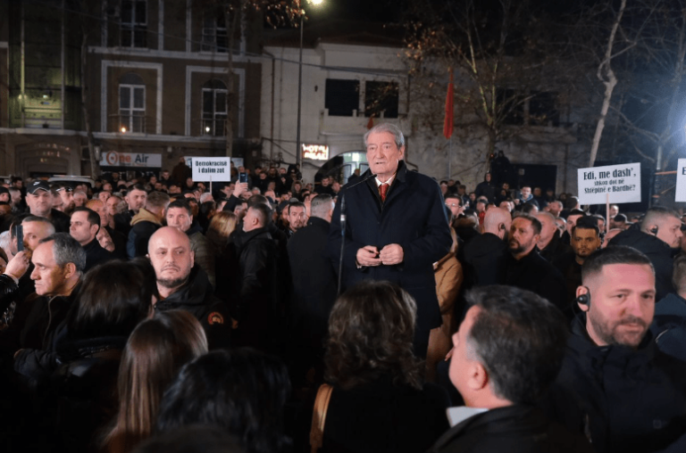 VIDEO/ ”I detyruam të largohen nga Parlamenti”, Berisha: PS mbron orgjitë e McGonigal, ato janë reale