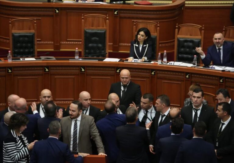 Kronikë/ Tensione të forta në parlament. Deputetët e PD: Të vijë Rama, të mos fshihet pas fustanit të Elisës