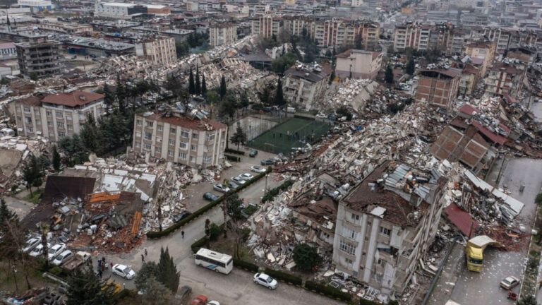 Erdogan shpall shtatë ditë zie kombëtare, numri i viktimave shkon në 2500