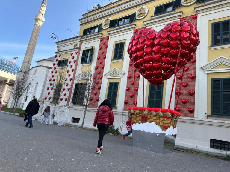 Tirana zbukurohet për Shën Valentin, surpriza e Veliajt për të dashuruarit (FOTO)