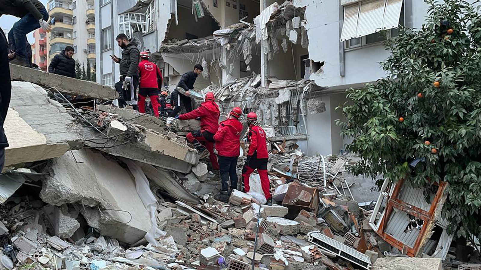 Tërmet në Turqi, qindra të vdekur. 7.8 ballë ishte goditja e parë, por edhe  dy pasgoditje të fuqishme | Gazeta Koha Jone