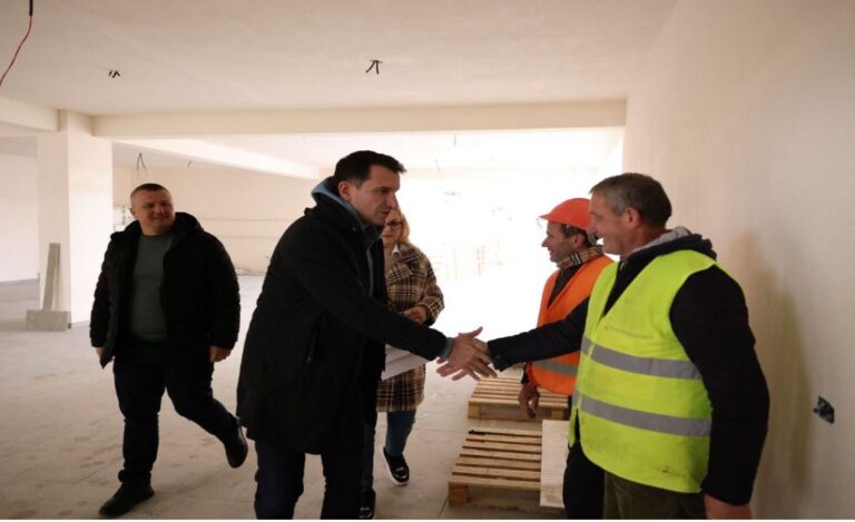 Veliaj në shkollën e re “Bedri Llagami” në Vaqarr: Zaptimi i hapësirave publike ka marrë fund