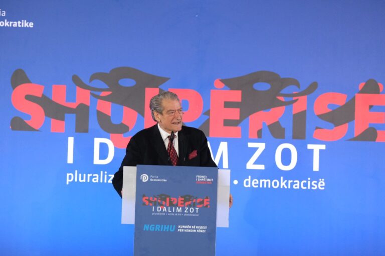 Berisha në Kamëz: Dyfishojmë rrogat dhe pensionet. Ftoj banorët që të trokasim në çdo derë