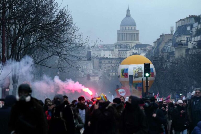 Populli u ngrit në protesta, por Senati miraton rritjen e daljes në pension