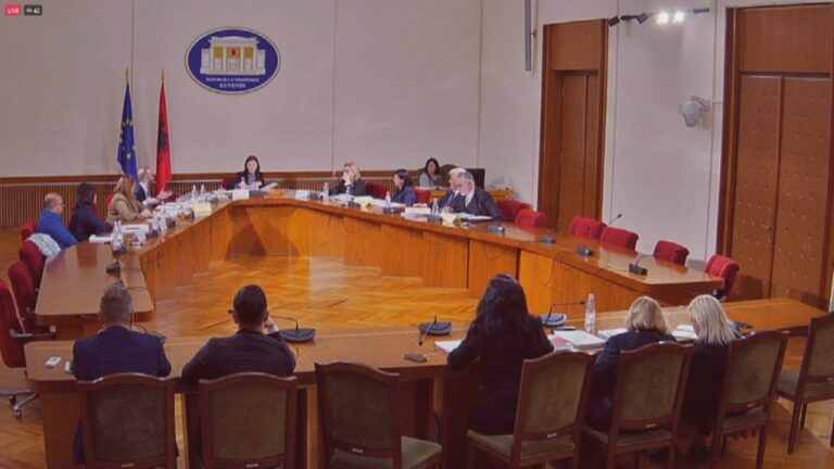 Deputetët në debat për lekët: Shtyni mbledhjet që të merrni 20 mijë lekëshin