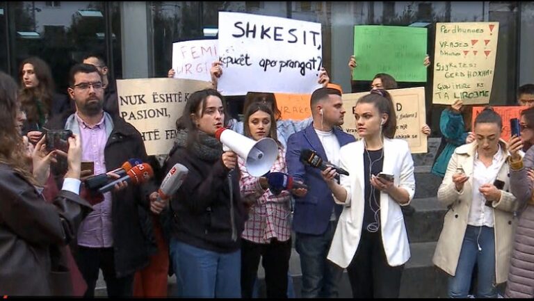 Protestë modeste para Ministrisë së Drejtësisë, populli nuk del as për vrasjet e grave