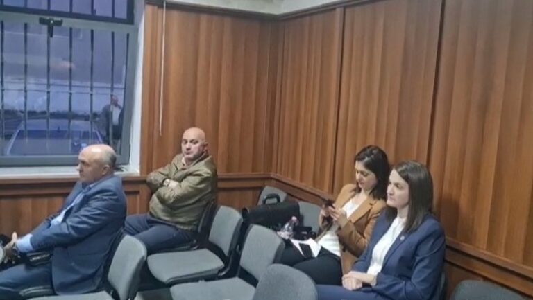 Prej 7 orësh përfaqësuesit e ambasadës Amerikane nuk dalin nga salla e Gjykatës së Apelit