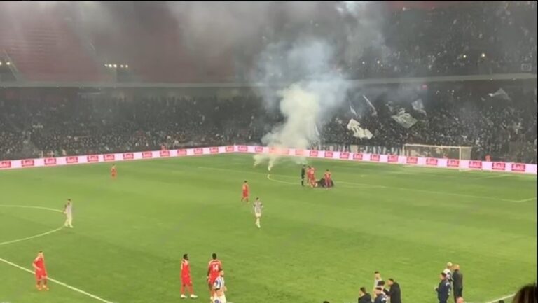 Veç 5 minuta lojë, ndërpritet derbi! Tifozët hedhin shashka në fushë, dëmtohen 2 portierët