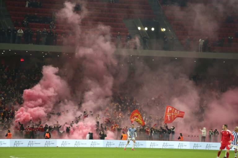 Mes tymit dhe flakadanëve, Partizani mposht 2-0 Tiranën dhe merr kryesimin e kampionatit