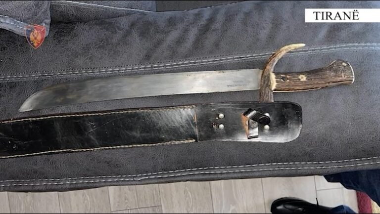 Lëviznin me armë, 4 të arrestuar në Tiranë. Sekuestrohen 2 pistoleta dhe një shpatë