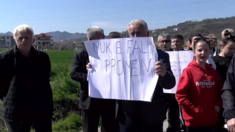 Ndërtimi i aksit Thumanë-Kashar, banorët e Bërxullës në protestë: Duam vlerën e pronës sonë. Rama të vij brenda javës