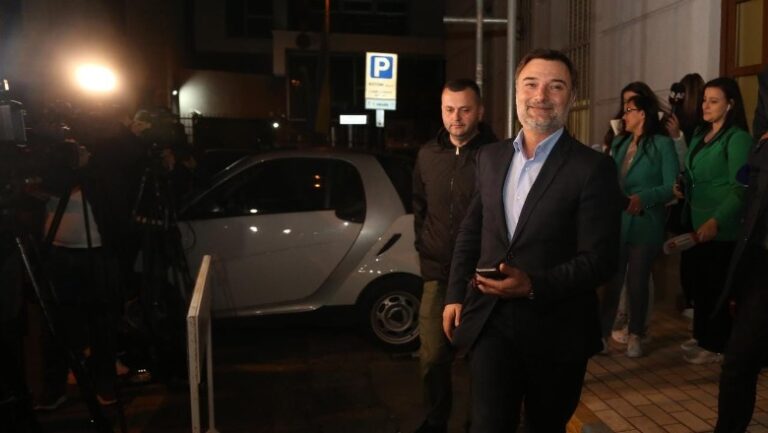 Kryetari i PD-së, Alibeaj shihet për herë të parë i shoqëruar nga Garda