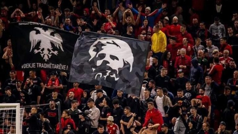 VIDEO/ 700 ultras në mbështetje të kuqezinjve! Nga Tirana me autobus drejt Polonisë