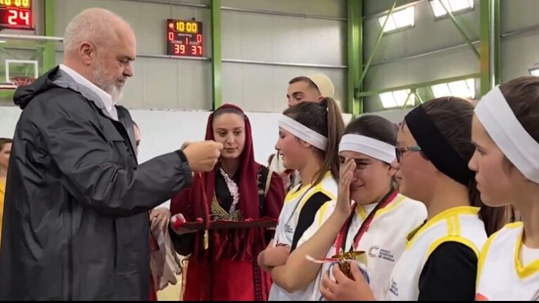Vajzat fituan kampionatin e basketbollit, Rama ndan medaljet: Sot Kamza i tha Tiranës një mësim