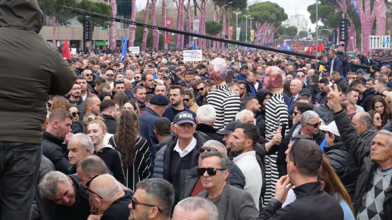 Kronikë/Protesta e 3 marsit! Berisha: Qëllimi i revolucionit është përmbysja e monizmit