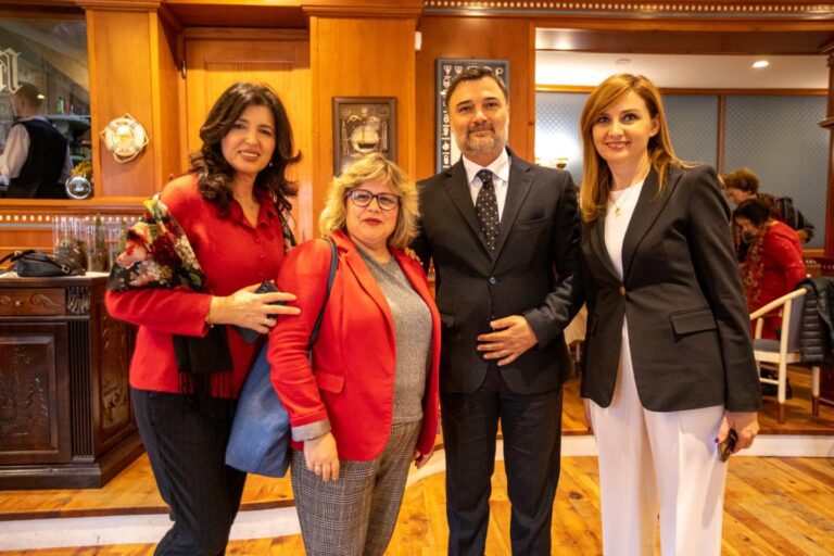 Kryetari Alibeaj drekë me gratë dhe deputetet për 8 Marsin, pranë tij Jorida Tabaku