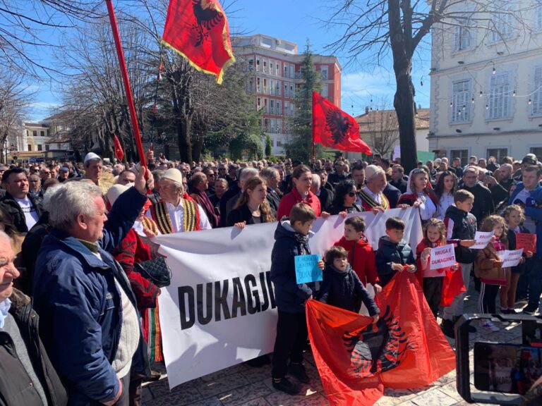 Banorët e Dukagjinit në protestë, deputeti i PS-së Beci: Mbështes kërkesën e tyre